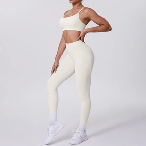 Détail d'un ensemble de legging de yoga taille haute crème et brassière de sport sans couture