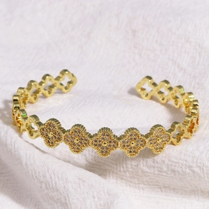 Bracelet jonc doré en acier inoxydable avec trèfles à quatre feuilles sertis de zircons