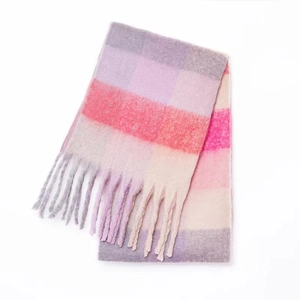 Schal aus Mohair mit rosa-violettem Karo und Fransen auf weißem Hintergrund