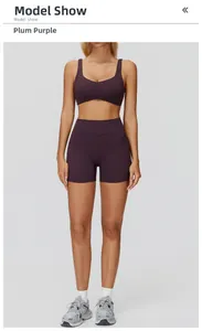 Détail de l'ensemble de fitness prune avec short taille haute et brassière de sport
