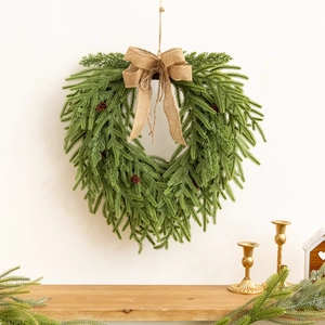 Couronne de Noël en forme de cœur avec épines de pin et nœud en toile suspendue