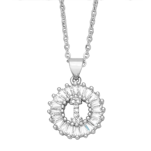 Détail macro du collier argenté avec pendentif rond en zircone et gravure de la lettre I