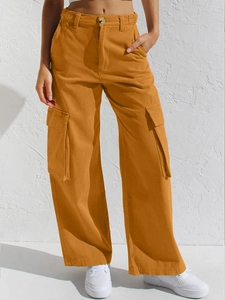Detail der High-Waist Cargo-Jeans in Senfgelb mit großen Seitentaschen und Baumwolltextur