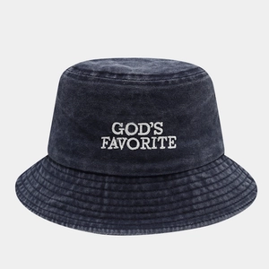 Gros plan de la broderie blanche GOD'S FAVORITE sur un chapeau bob en denim gris foncé