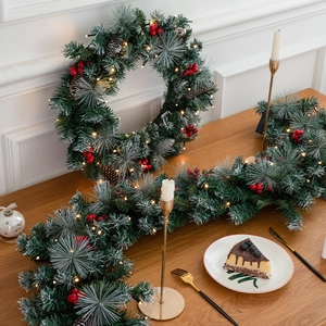 Noordse kerstkrans 45cm met LED-verlichting, besneeuwde naalden en rode bessen