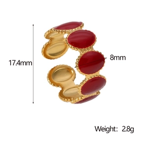 Détails d'une bague dorée avec laque rouge montrant un diamètre de 17,4 mm et 8 mm de largeur