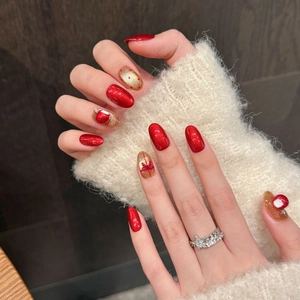 Faux ongles de Noël avec effet œil de chat rouge et décoration de nœud 3D et bonnet de Noël