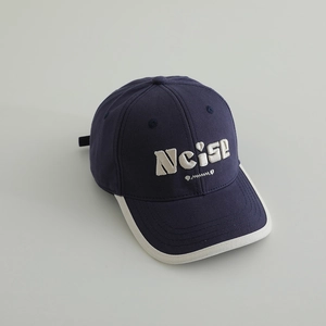 Dettaglio del cappellino blu navy in cotone con ricamo Ncise e bordo bianco a contrasto
