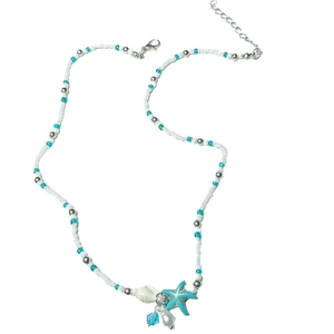 Collier bohème avec perles bleues et blanches et pendentifs étoile de mer et coquillage