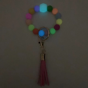 Portachiavi bracciale con perline in silicone luminose e nappa rosa effetto fosforescente