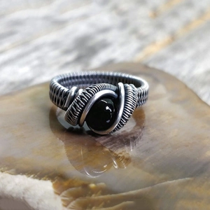 Retro handmade knot silver alloy ring with round black onyx stone on a stone base