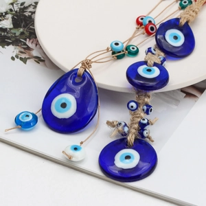Primo piano del ciondolo Evil Eye in vetro con corda di iuta e perline colorate