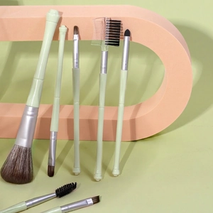 7-piece matcha green makeup brush set with soft bristles for powder and eyeshadow