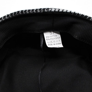 Détail intérieur de la casquette pied-de-poule avec étiquette taille 57 et doublure coton