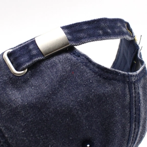 Detail einer blauen Denim-Baseballkappe mit verstellbarer silberner Metallschnalle