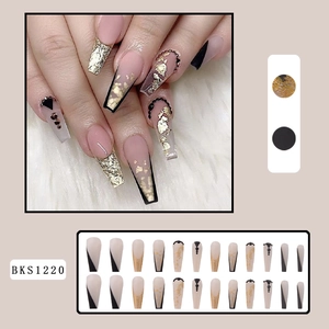 Faux ongles cercueil longs avec feuille d'or, lignes noires et base rose nude chic