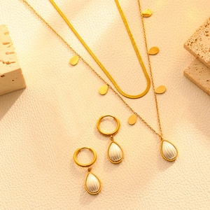 Double-layered 18k gold-plated stainless steel necklace and teardrop earring set