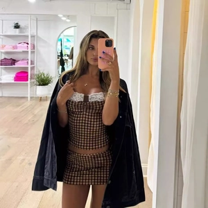 Conjunto vintage de cuadros para mujer con top de encaje y minifalda a juego elegante