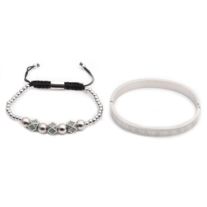 Dettaglio del bracciale rigido argento con numeri romani e braccialetto con gemma verde
