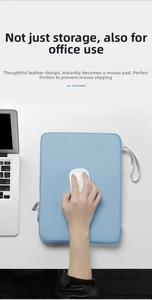 Dettaglio della custodia per laptop in pelle PU azzurra usata come tappetino mouse