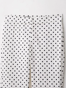 Detailaufnahme der hoch taillierten schwarz-weißen Polka-Dot-Hose mit Stricktextur