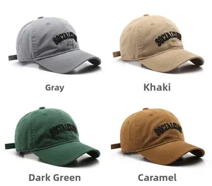Vista dettagliata di quattro cappellini da baseball in cotone grigio, kaki, verde e caramello