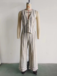 Détails d'un ensemble en lin à rayures avec gilet à col en V et pantalon large