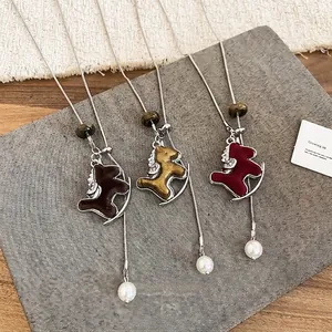 Collier Long Pendentif Cheval À Bascule Velours Flocage Alliage Künstliche Perle Blanche Réglable Chaîne De Pull Rétro Pour Femme