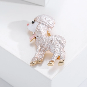 Détail d'une broche caniche en émail rose, finition dorée et collier en strass