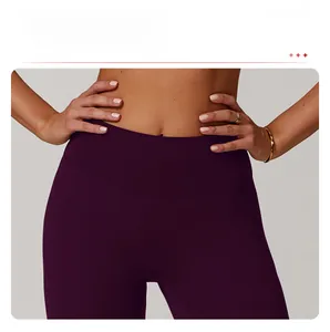 Detail of high-waisted yoga leggings with seamless front crotch in dark purple fabric