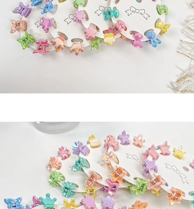 Détails de mini barrettes colorées en formes d'étoiles et de fleurs sur cartes blanches