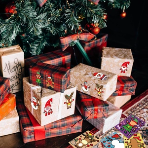 Stickers de Noël DIY avec Père Noël et bonhomme de neige sur des boîtes cadeaux