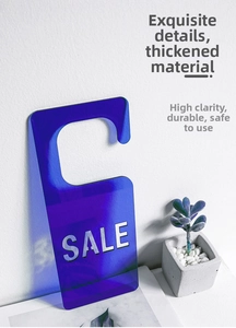 Primer plano de un cartel de SALE en acrílico azul semitransparente en la pared