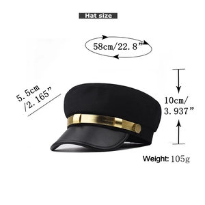 Détail montrant les mesures de la casquette marine et la boucle dorée