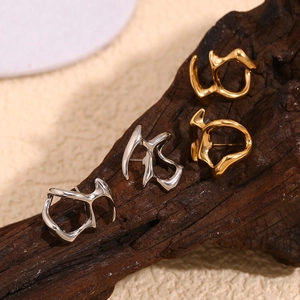 Boucles d'oreilles masques liquides asymétriques plaquées or 18K en doré et argenté