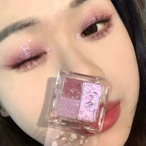 Dettaglio della palette di ombretti a quattro colori rosa e viola con texture glitter
