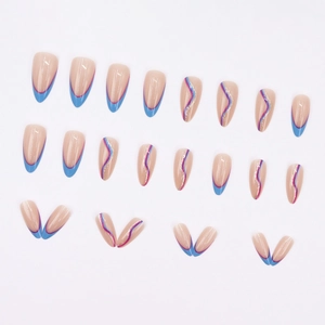 Uñas postizas de almendra azul con base rosa, brillo plateado y diseño de ondas en S