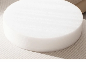 Dettaglio macro della trama in paglia intrecciata naturale su un cuscino tatami giapponese