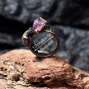 Bague vintage en bronze avec deux pierres brutes violettes sur un socle en pierre