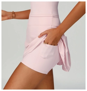 Détail d'une jupe de sport rose avec poche latérale pratique pour balle de tennis ou mobile