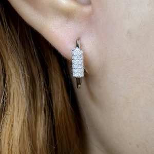 Vue macro des boucles d'oreilles ovales en argent S925 serties de micro-zirconiums