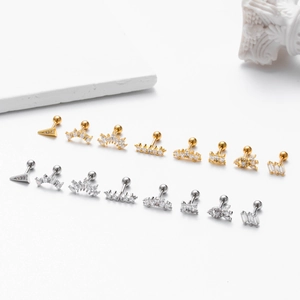 Sortiment aus Gold- und Silber-Edelstahl-Ohrknorpelpiercings mit funkelnden Zirkonia-Steinen