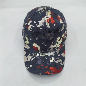 Vista dall'alto di un cappellino da baseball mimetico con stampe metalliche rosse