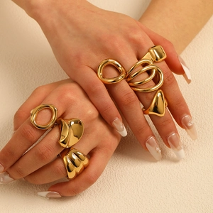Set di anelli irregolari in acciaio inossidabile placcato oro 18K con design in metallo