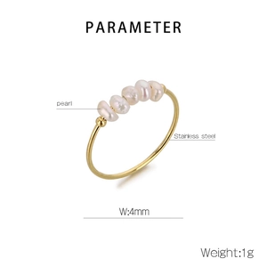 Vista dettagliata di un anello sottile in acciaio dorato da 4mm con 5 perle d'acqua dolce