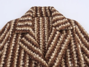 Vue détaillée de la texture bouclée en laine à rayures marron et du revers du manteau