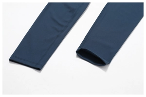 Détail du legging bleu marine avec coutures plates professionnelles et ourlet au bas