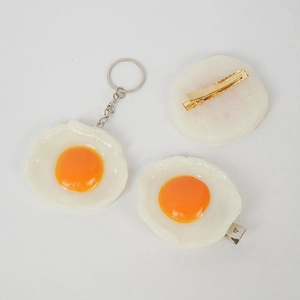 Ensemble porte-clés et pinces à cheveux en forme d'œuf sur plat en PVC réaliste