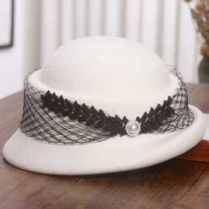 Béret élégant en laine blanche avec dentelle noire, perle et strass sur bois