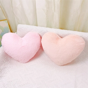 Coussins en peluche en forme de cœur rose et pêche en fausse fourrure sur dentelle
